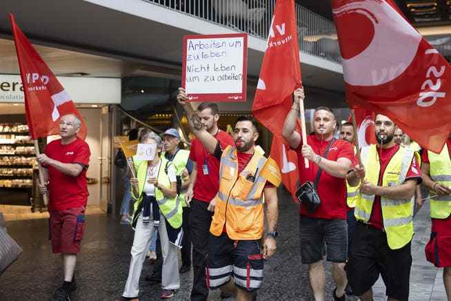 Protestaktion von Angestellten des Flugzeugabfertigers Swissport am letzten Samstag im Flughafen Zürich.