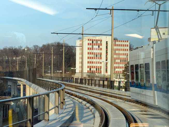 Verstärkte Korrosion an der Schienenbefestigung festgestellt: das Gleis der Glattalbahn auf einem Viadukt beim Flughafen Zürich.
