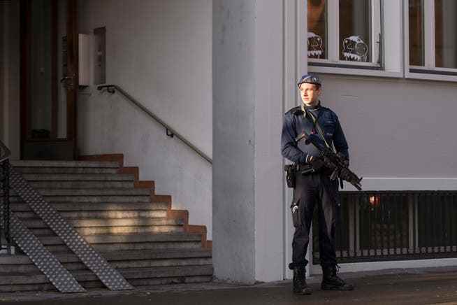 Ein Polizist schützt eine jüdische Schule in Zürich. Aufnahme aus dem Jahr 2015.