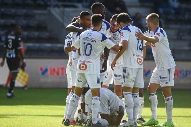 The Strasbourg residents surround Habib Diallo (on the ground) after his goal against Angers, during the tenth day of Ligue 1, at the Raymond-Kopa stadium, October 9, 2022.