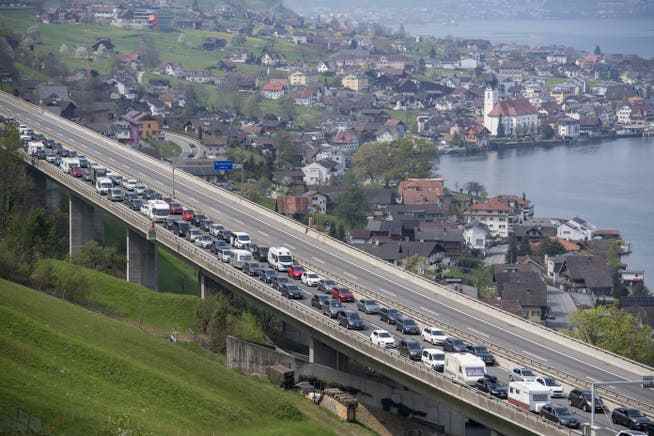Der Osterreiseverkehr staut sich traditionell jedes Jahr vor dem Gotthard Tunnel, doch auch im täglichen Strassenverkehr sind Staus und Verspätungen ein Ärgernis.