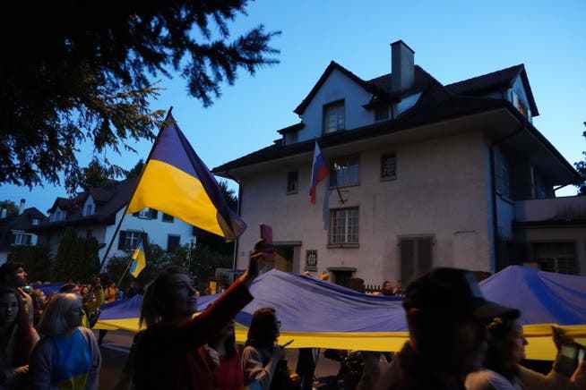 The demonstration in front of the Russian consulate in Bern.  Provocations were avoided.