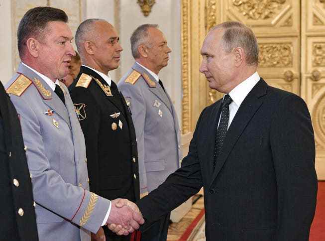 Alexander Lapin (left) at a 2018 ceremony with President Putin at the Kremlin.