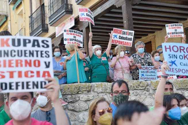 Residents of Horche, a town about 80 kilometers east of the capital Madrid, are protesting against the many squatters who have settled in their neighborhood.