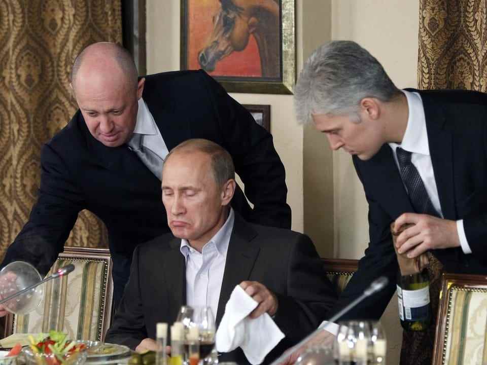 Yevgeny Prigozhin serves a meal to Vladimir Putin.