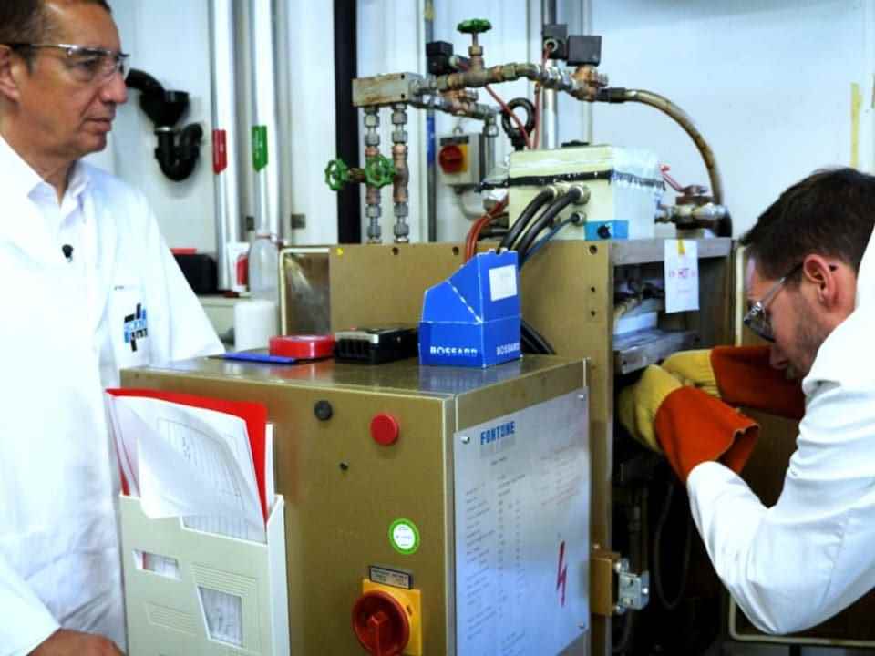 The picture shows two researchers in the laboratory.