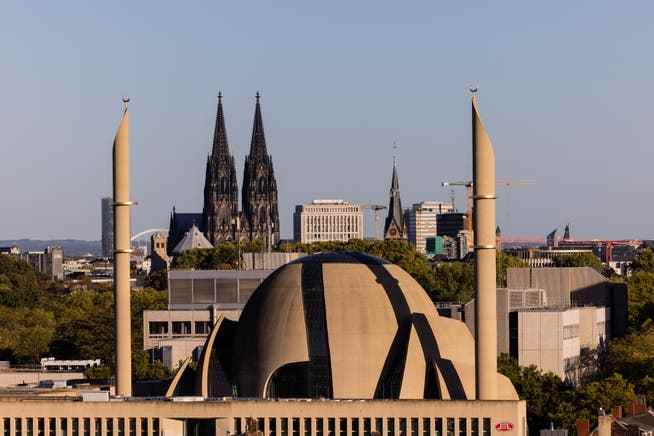The central mosque of Ditib in Cologne-Ehrenfeld is the largest Islamic house of worship in Germany.  In the background the Cologne Cathedral.