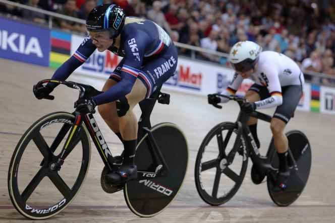 Mathilde Gros (blue jersey) during her semi-final against Germany's Emma Hinze, at the Saint-Quentin-en-Yvelines velodrome, October 14, 2022.