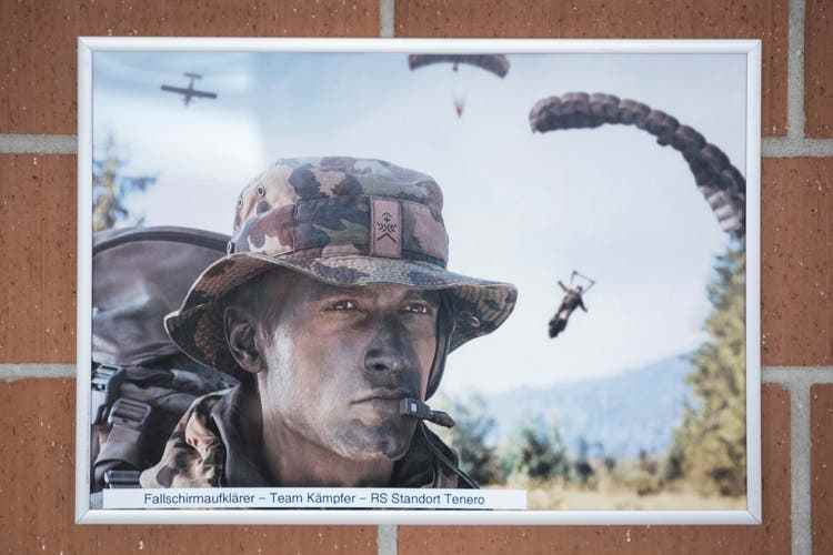 Bilder an der Bürowand des Obersten: Fallschirmaufklärer des Teams Kämpfer im Einsatz.