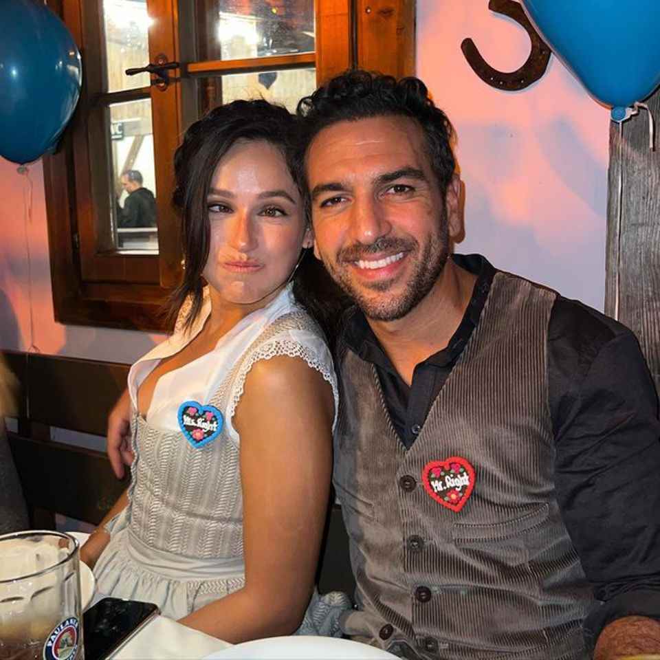During the Oktoberfest 2022, Jessica and Elyas M'Barek are not only in love, they also like to fool around with each other.