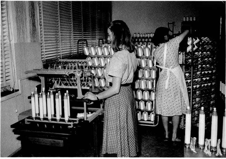 Synthetic fibers as a new business model: Employees in the spool control department in 1953.