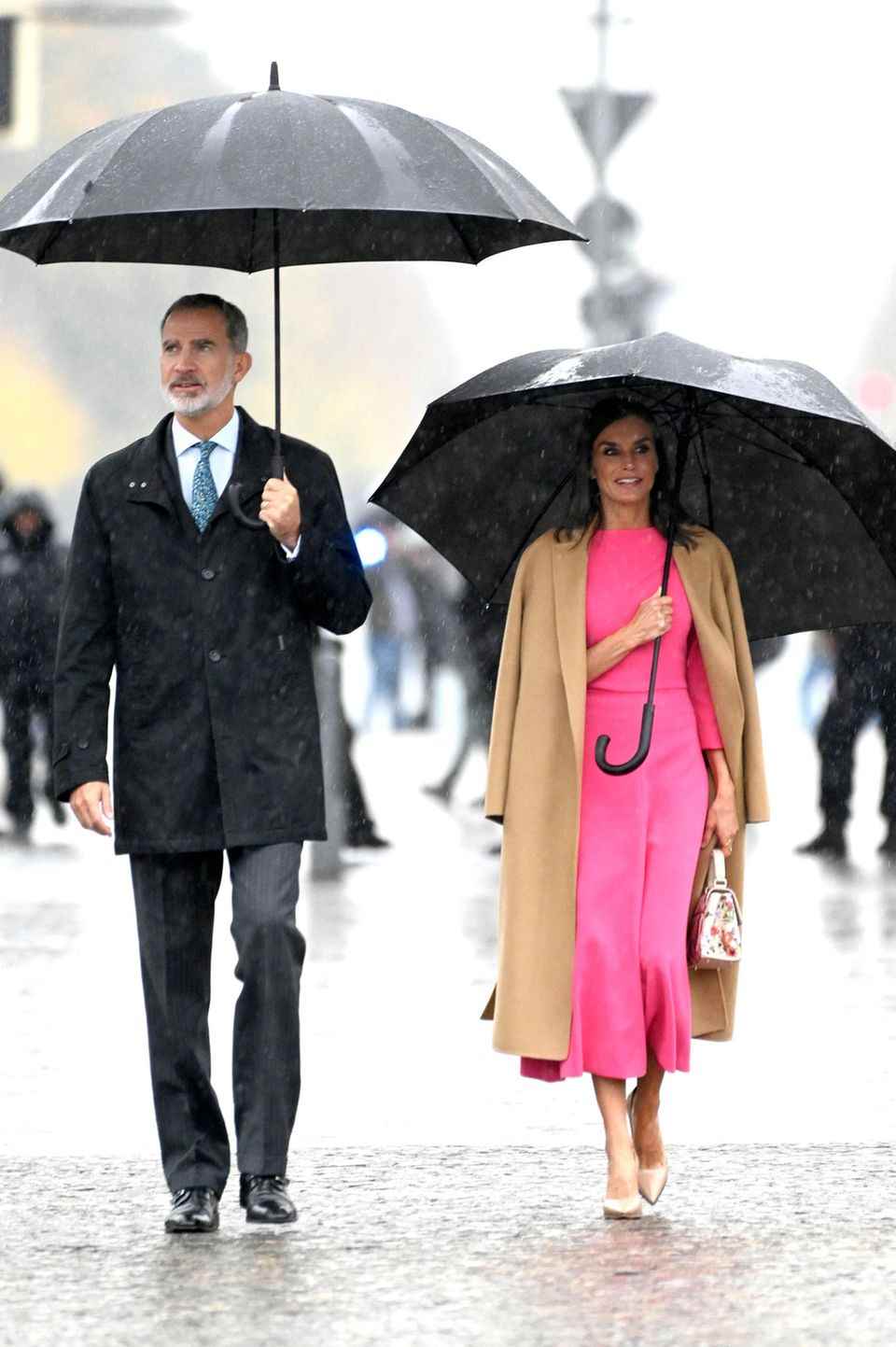During her state visit to Germany, Queen Letizia opts for Spanish labels and wears a coat by Carolina Herrera and a fuchsia dress by Moisés Nieto. 
