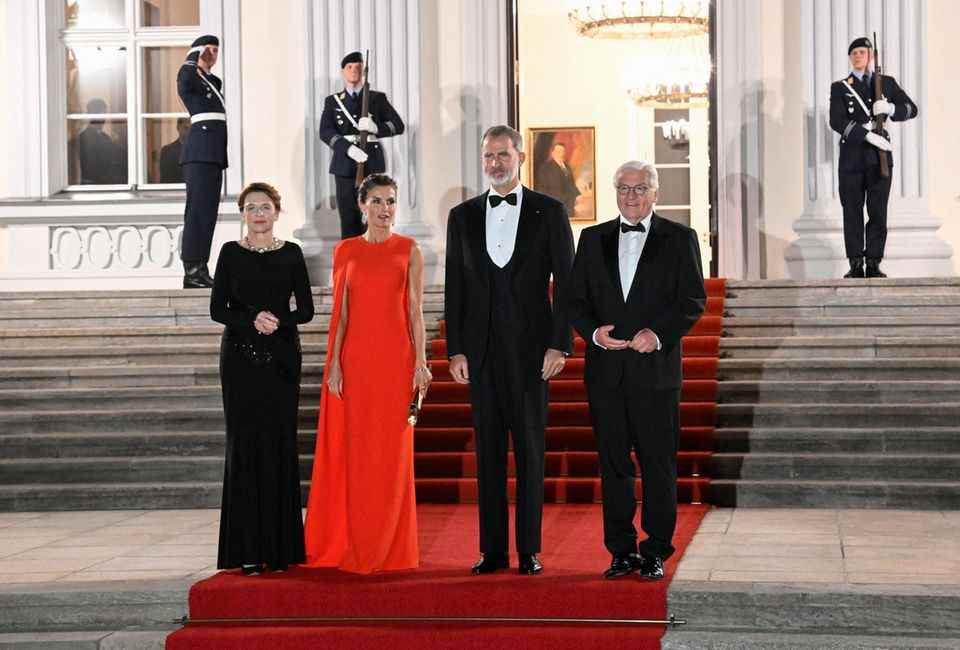 In the red Stella McCartney dress, Queen Letizia stages her well-toned body. 