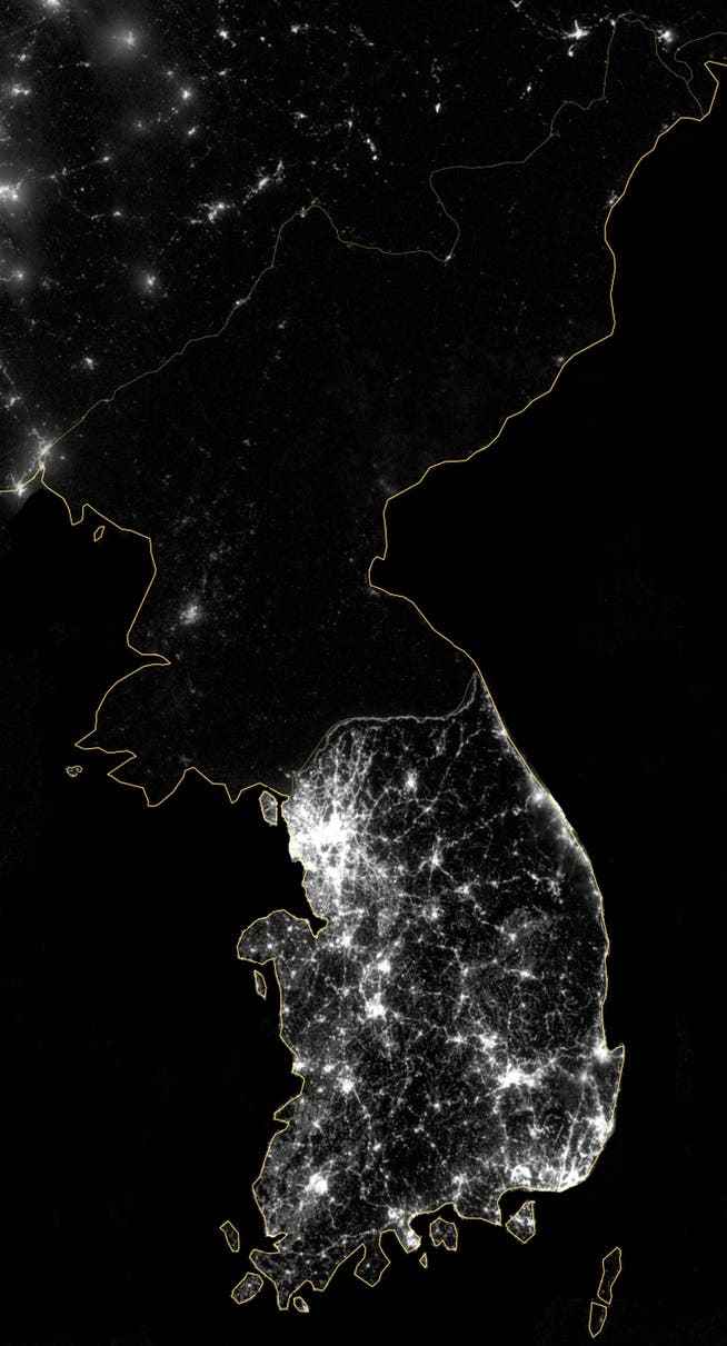North Korea is dark at night and South Korea is bright: satellite images shed light on the different economic development of these two countries.