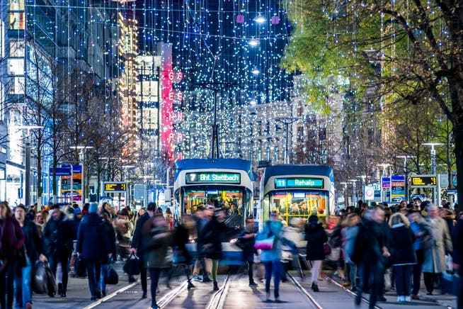 Nicht nur die Stadt Zürich, auch Geschäfte und Quartiere reduzieren in diesem Jahr die Weihnachtsbeleuchtung.