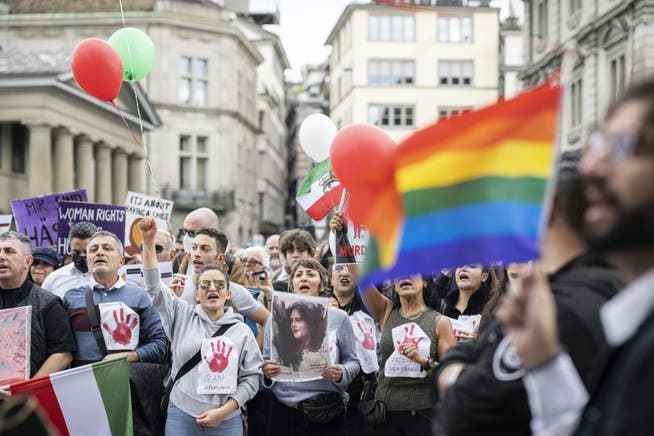 Mehrere hundert Personen demonstrierten in Zürich gegen das Iranische Regime – in Solidarität mit den Protestierenden im Land.