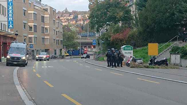 Eine Gruppe Polizisten vor dem besetzten Haus.