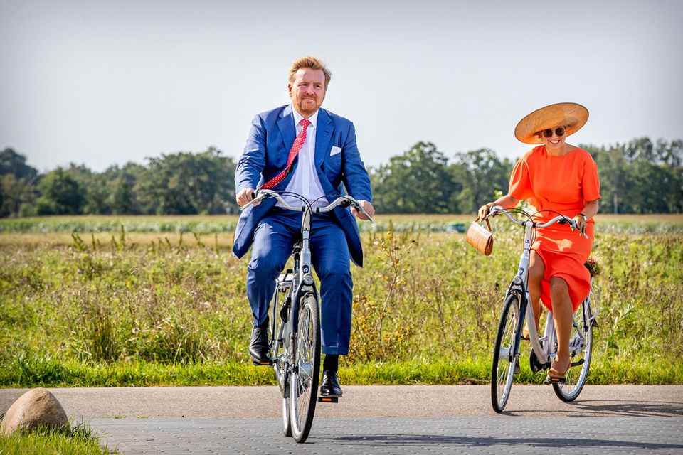 The Netherlands is a paradise for cyclists.  It goes without saying that the royal couple Willem-Alexander and Máxima are also pedaling.  But here only for the photographer, as you can see from her clothes. 