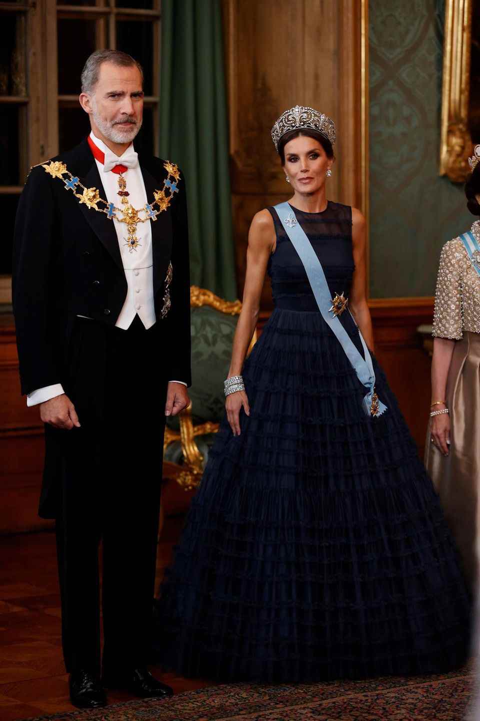 Diadem, order, large robe: this is how you imagine a queen!  Letizia wore a dress from H&M in Stockholm 2021. 