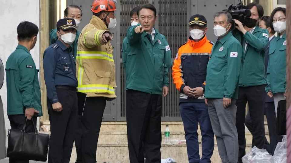 South Korean President Yoon Suk-yeol with rescue workers at the scene of the accident.