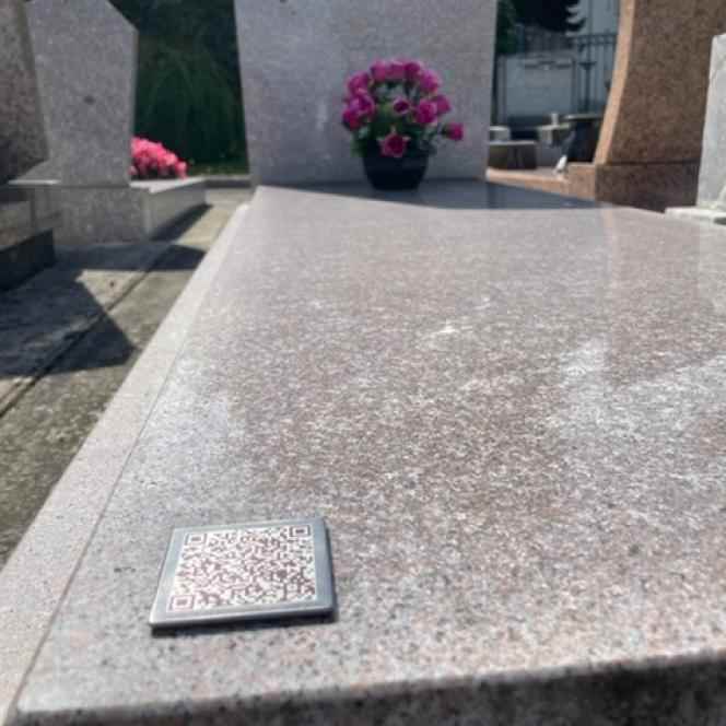 “In the 2010s, QR codes began to appear on graves” (Photo: QR code on a tombstone in the Courtisols cemetery in Marne).