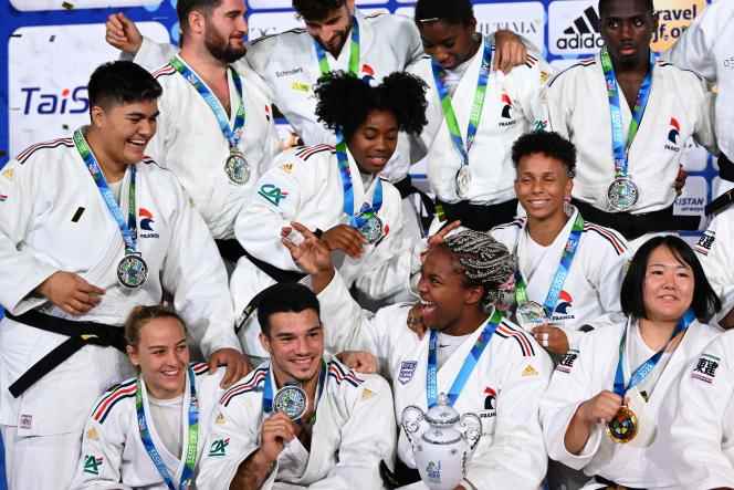 The French judo team, on the podium of the world championships, in Tashkent, on October 13, 2022. 
