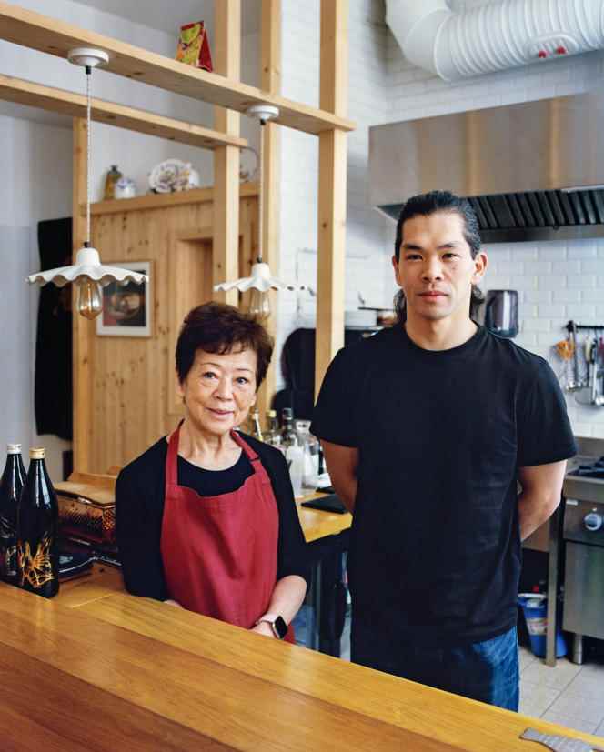 Go Sato and his mother Atsuko Sakamoto, at the Zakuro restaurant, Paris 2nd, February 11, 2022.