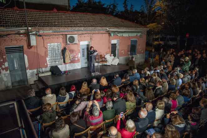 The writer Rosa Regas reads the manifesto in defense of 10 Peironcely Street and its tenants, in Madrid, in 2018.