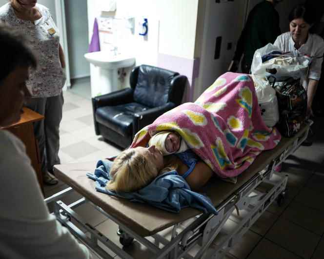 Two hours after giving birth, a woman and her newborn baby in a hallway of the regional maternity hospital in Zaporizhia, September 25, 2022. 