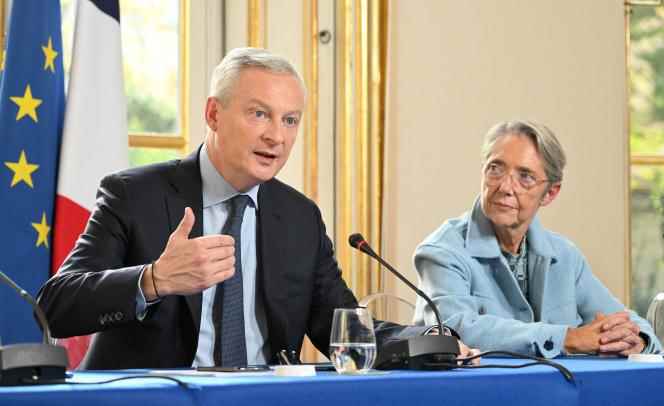 French Economy and Finance Minister Bruno Le Maire (left) and Prime Minister Elisabeth Borne hold a press conference to announce measures to ease pressure from rising oil prices energy on communities, businesses and public services, at the Matignon hotel, in Paris, on October 27, 2022. 