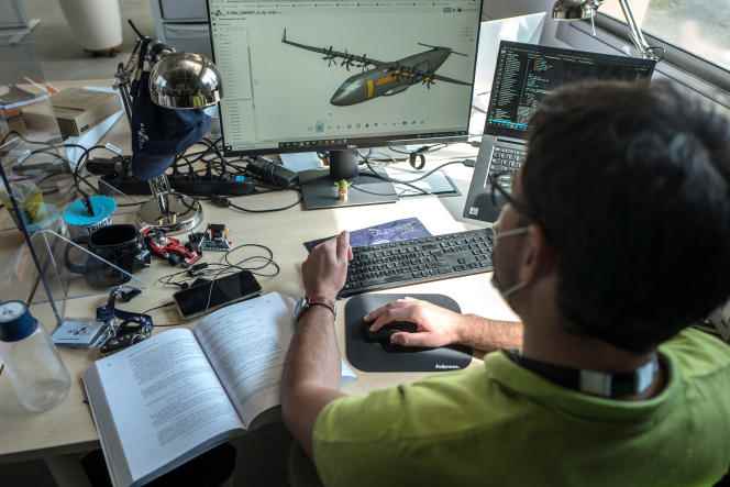 An Aura Aero employee works on an airplane model, in Cugnaux (Haute-Garonne), in August 2021.