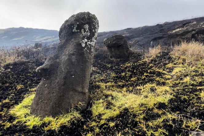One of the statues damaged by the fire in Rapa Nui, October 6, 2022.