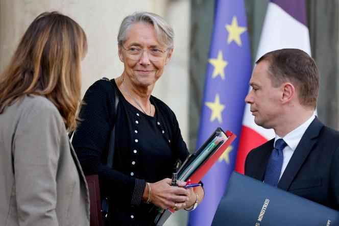   Elisabeth Borne alongside the Minister of Labor, Olivier Dussopt, at the exit of the Council of Ministers, at the Elysee Palace, in Paris, on October 19, 2022.