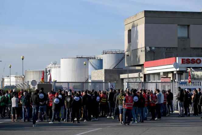 Workers on strike in front of the Esso refinery in Fos-sur-Mer (Bouches-du-Rhône), October 11, 2022.