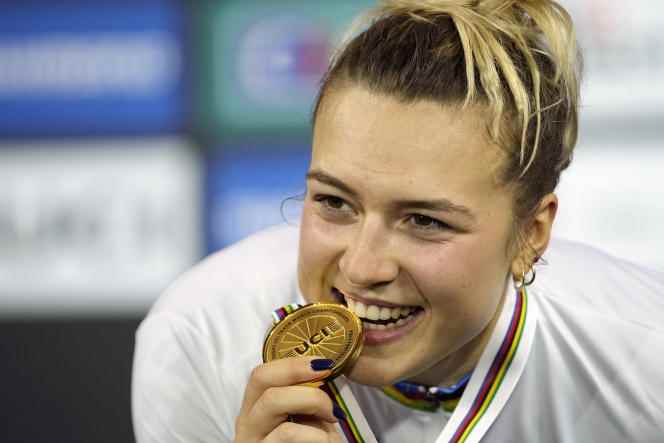 Mathilde Gros and her gold medal won in speed, at the World Cycling Championships, in Saint-Quentin-en-Yvelines, October 14, 2022.