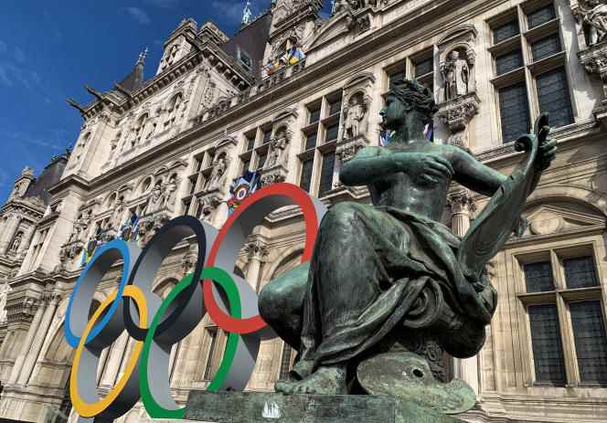 The Olympic rings on the forecourt of Paris City Hall, September 2, 2022.