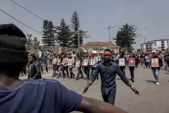 In Goma, on August 5, 2022, activists accompany the coffins of people killed during demonstrations against Monusco to the cemetery.