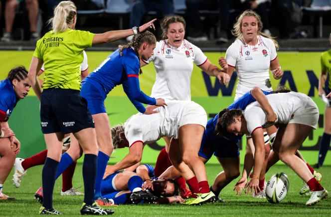 Laure Sansus (center, on the ground) injured her knee during the match against England, in Whangarei (New Zealand), October 15, 2022. 