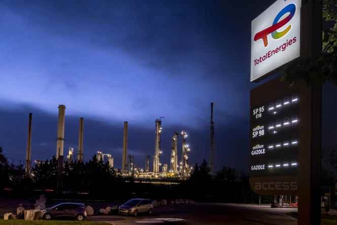A TotalEnergies service station closed in front of the Feyzin refinery (Rhône) during the strike by site employees, Wednesday October 19, 2022.