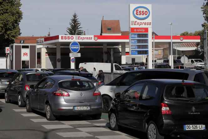Queue in front of a gas station, Friday, October 7, in Lille.