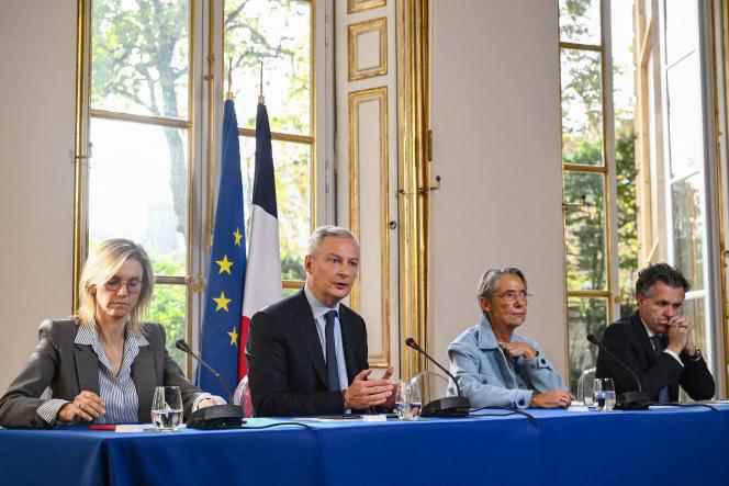 Agnès Pannier-Runacher, Bruno Le Maire, Elisabeth Borne and Christophe Béchu during the press conference, at the Matignon hotel in Paris, on October 27, 2022.
