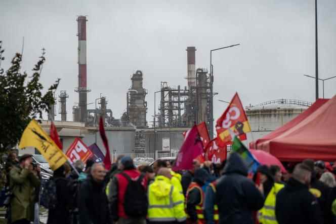 Employees on strike at the Donges refinery (Loire-Atlantique), Friday, October 14.  Votes for the continuation of the movement take place at each shift, and it has been renewed on the five sites of TotalEnergies in France. 