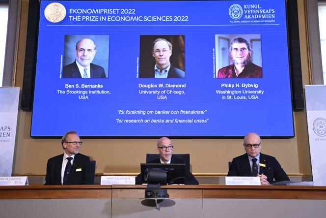 The Secretary General of the Royal Swedish Academy of Sciences, Hans Ellegren, surrounded by members of the Nobel Prize in Economics Committee, Tore Ellingsen (left) and John Hassler (right), announces the winners of the 2022 edition , Ben Bernanke, Douglas Diamond and Philip Dybvig, whose portraits can be seen overhead.  On October 10, 2022, in Stockholm. 