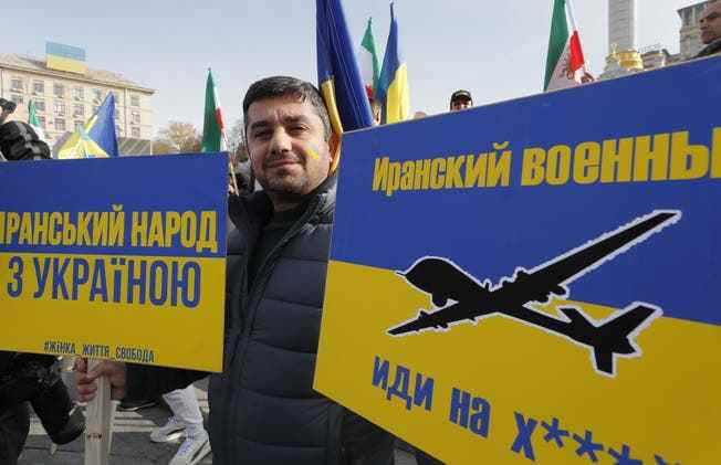 Mitglieder der iranischen Diaspora demonstrieren Ende Oktober in Kiew gegen die Lieferung iranischer Drohnen an Russland, die die russische Armee gegen die Ukraine einsetzt.