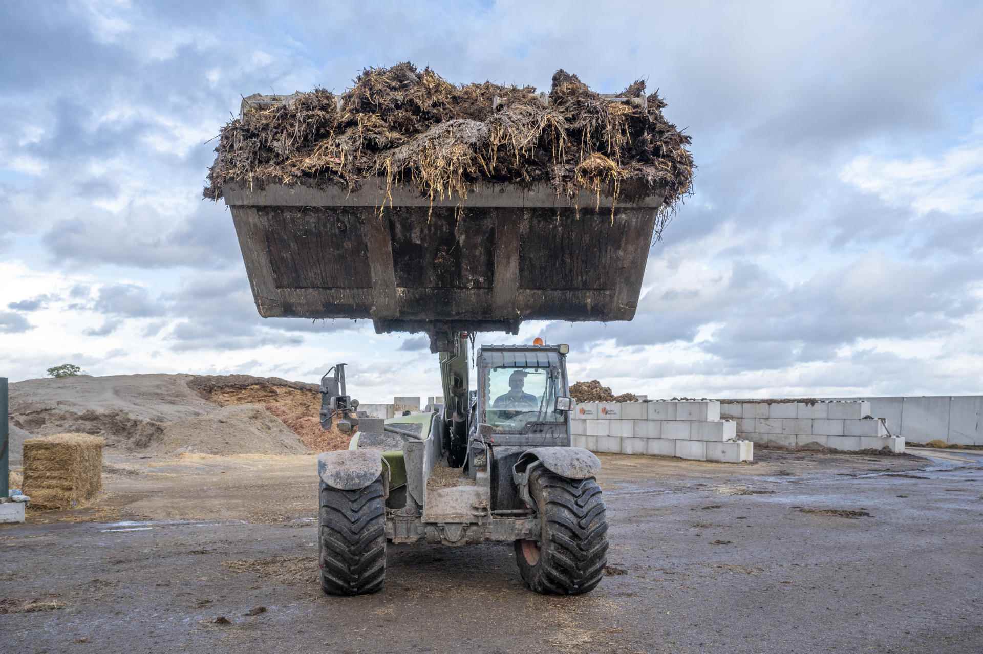 Loading manure to feed the methanizers, at the Parvillers farm, in Sempigny (Oise), October 24, 2022.