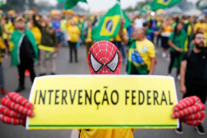 Signs calling for federal intervention flower the processions of supporters of Jair Bolsonaro across the country, as here in front of the headquarters of the army, in Brasilia, on November 2, 2022. 