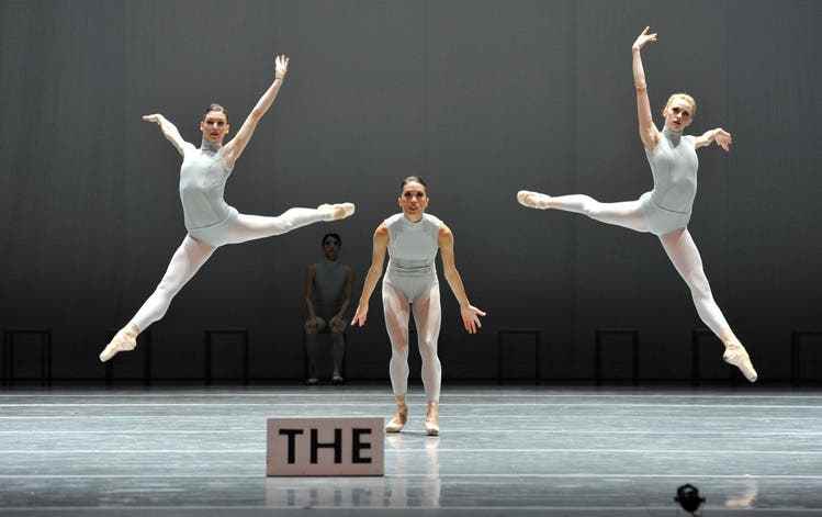 The more weightless, the more beautiful - and the heavier: Scene from William Forsythe's choreography 