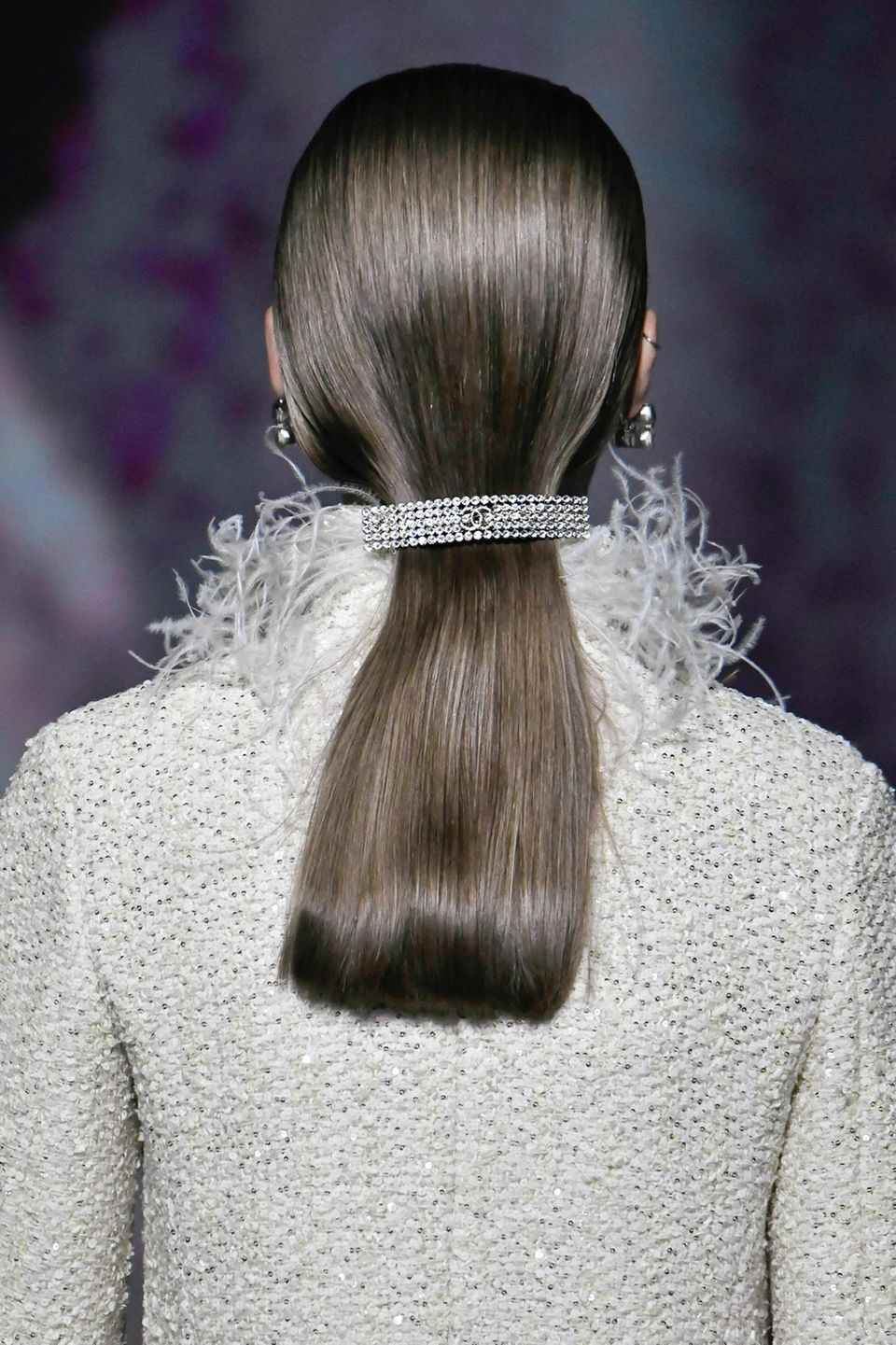 The barrette clasp is back in trend at the latest after the presentation of Chanel. 