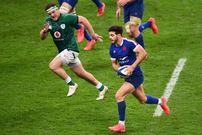Romain Ntamack (ball in hand) during a meeting of the Blues and Ireland, at the Stade de France, October 31, 2020.