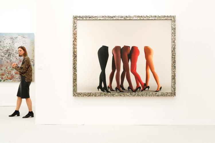 Ein Werk der amerikanischen Künstlerin Bunny Rogers am Stand der Berliner Galerie Société an der Art Basel in Paris.